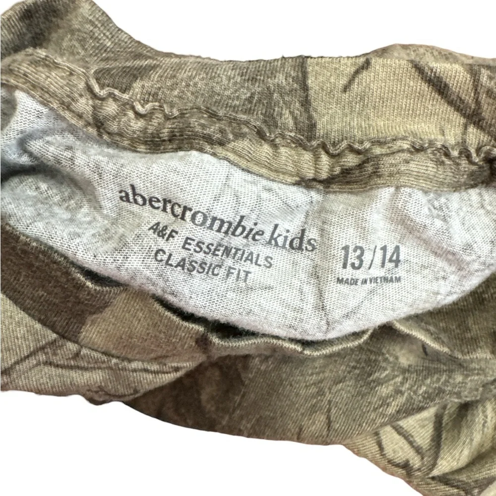 Abercrombie & Fitch Kids Camo T-Shirt Size 13|14‎ Abercrombie Kids Classic Fit